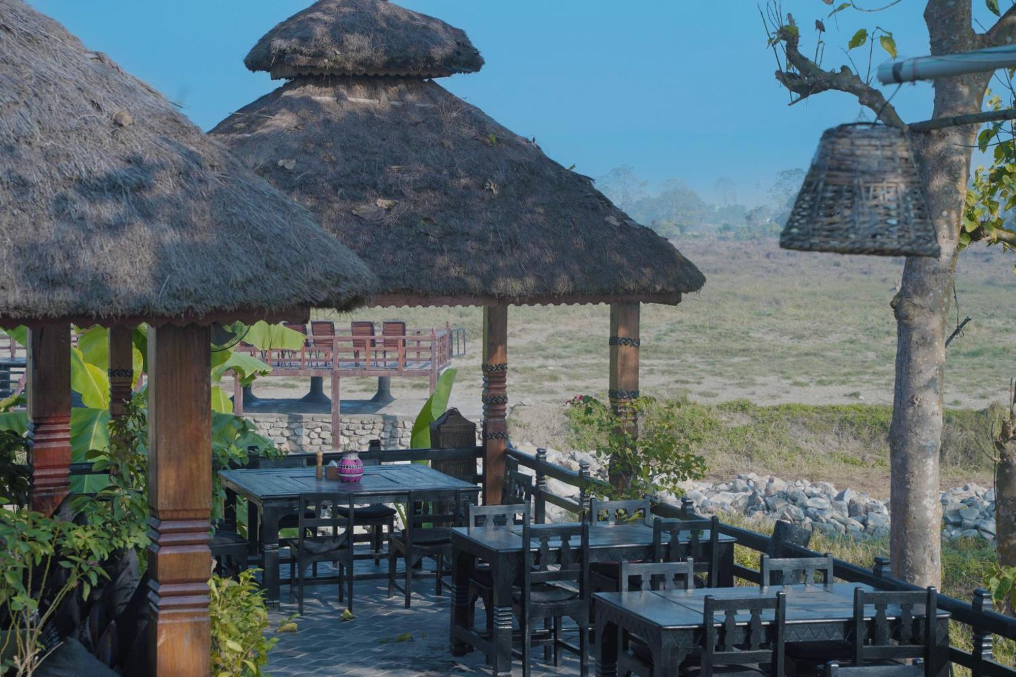 Sapana Village Lodge Sauraha Zewnętrze zdjęcie