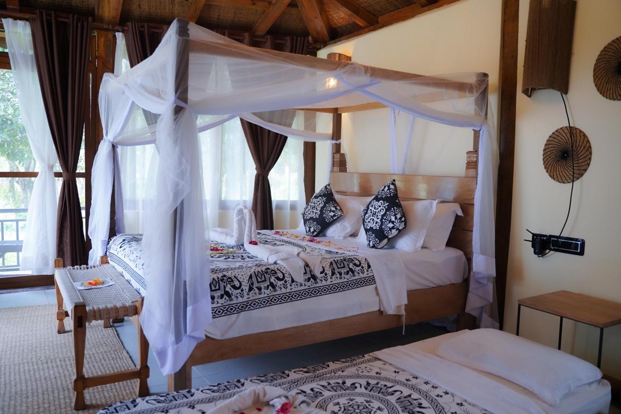 Sapana Village Lodge Sauraha Zewnętrze zdjęcie