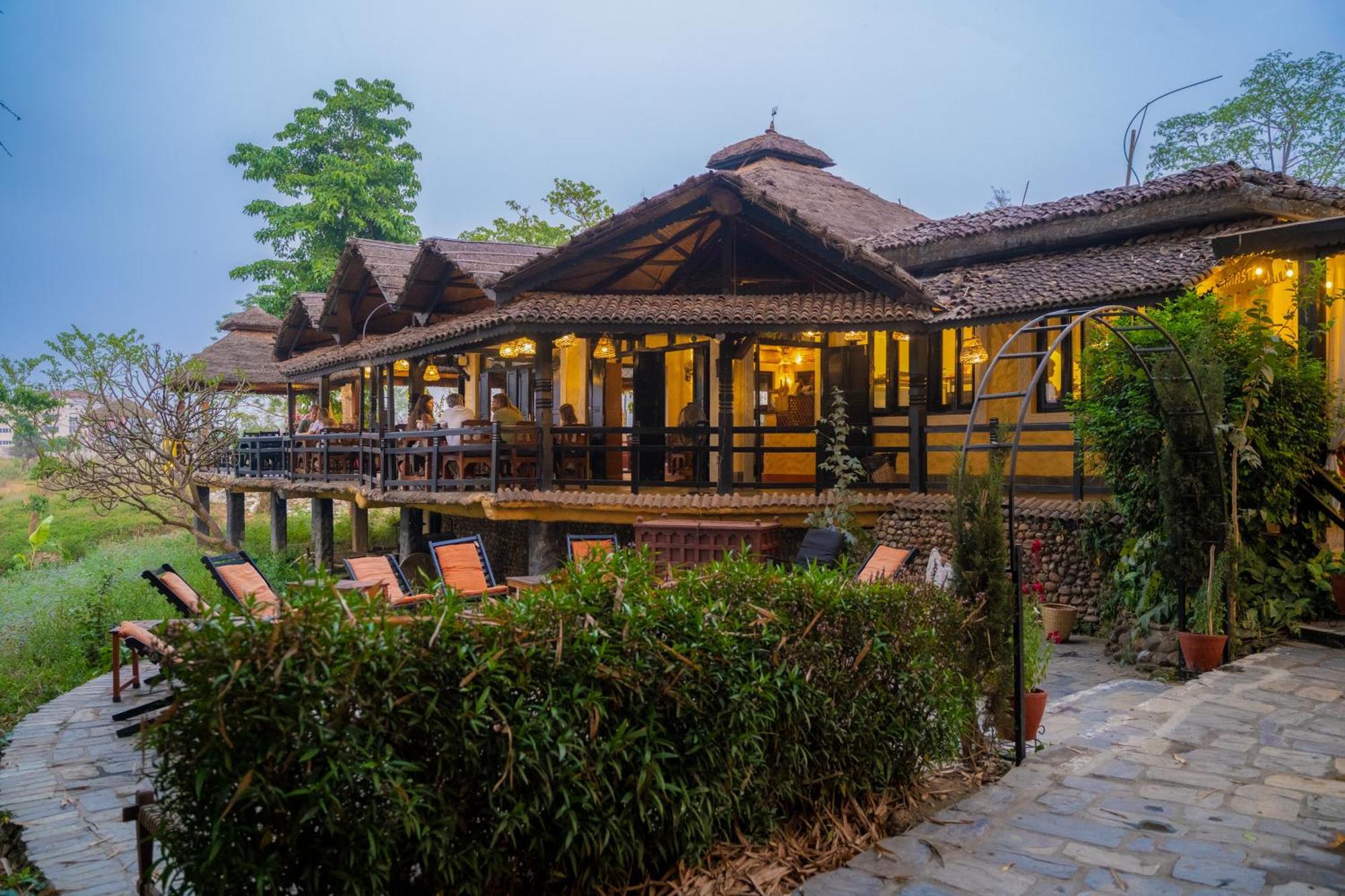 Sapana Village Lodge Sauraha Zewnętrze zdjęcie